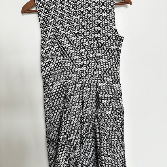 J. Crew Fit and Flare Eyelet Dress Pleated Pockets Sleeveless Black White Sz 4 - Picture 7 of 7